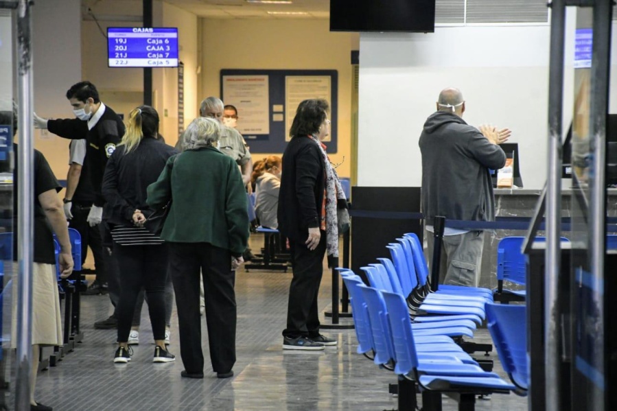 Desde mañana, los bancos amplían su atención por ventanilla