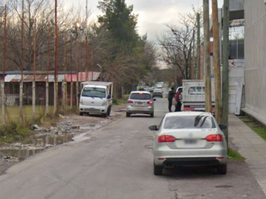 Temen por una tragedia: vecinos de 520 y 11 están preocupados por dos postes que están a punto de caerse