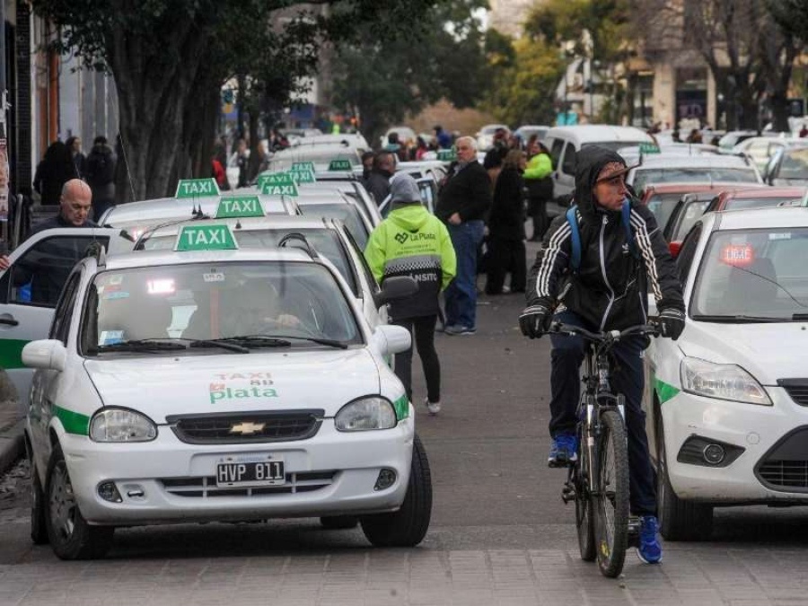 ”Estamos muy complicados”: taxistas platenses reclaman la entrega de mercadería para sobrevivir a la pandemia