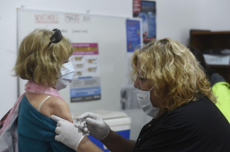 Polémica y fuertes acusaciones entre el Municipio y la Provincia por la falta de vacunas en La Plata