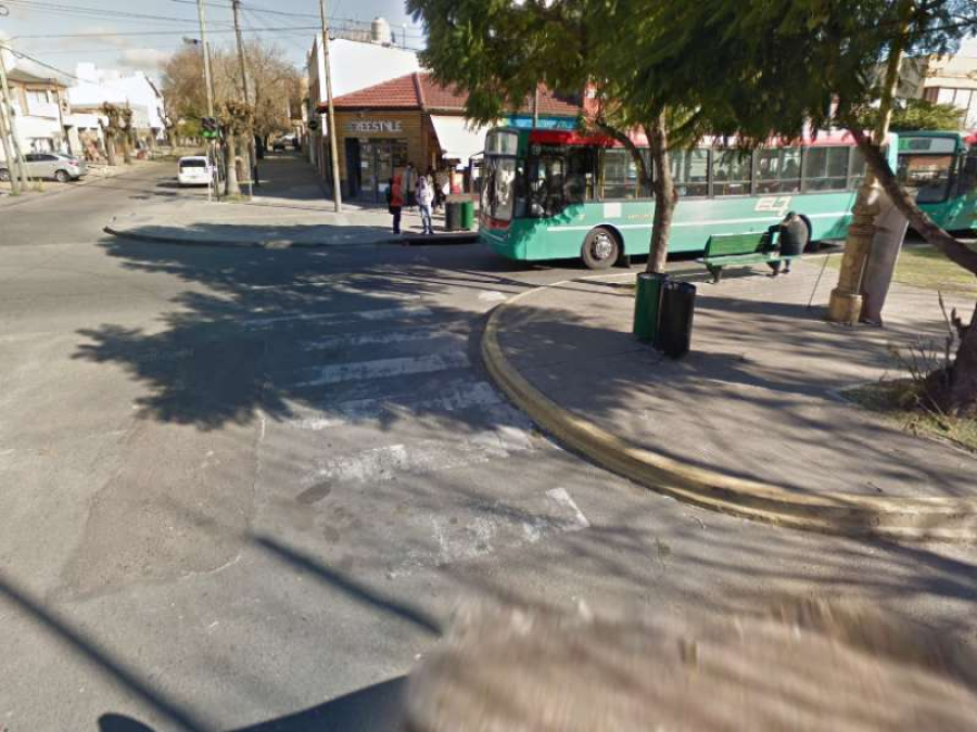 Los Hornos, al rojo vivo: dos delincuentes armados le robaron el auto a un vecino 