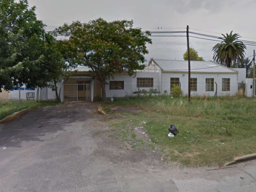 Robaron por décima vez en una escuela de Los Hornos y se llevaron hasta la mercadería de las ollas populares