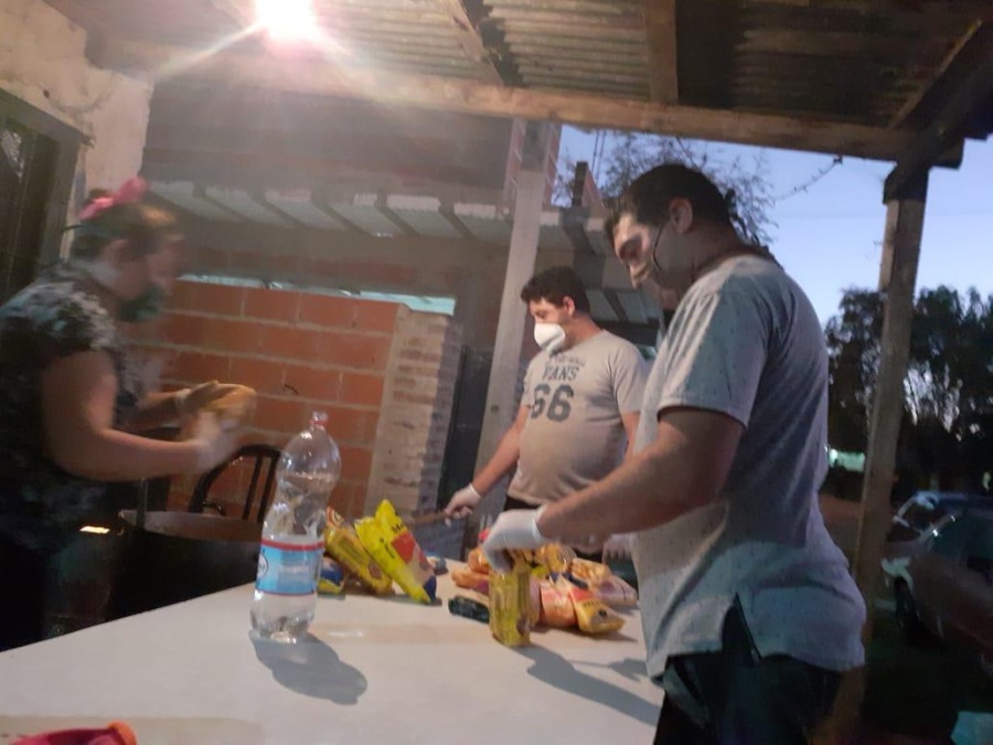 Le dan de comer a 47 familias de Villa Elvira y necesita donaciones urgentes