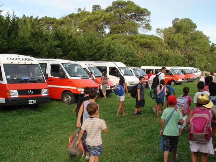 Transportistas escolares platenses en crisis: ”Se olvidaron de nosotros”