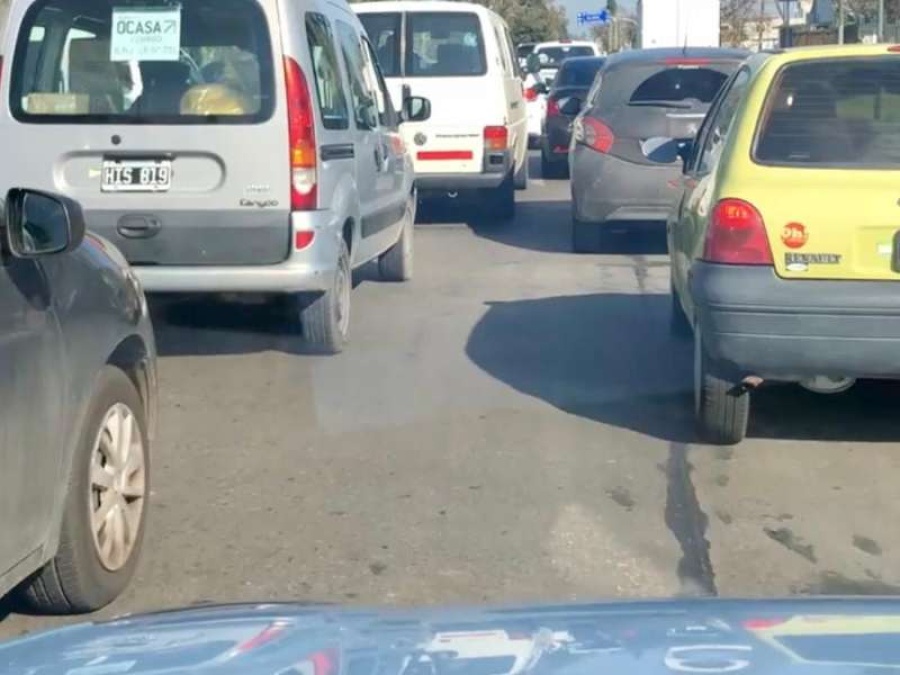 La cuarentena se terminó: las calles de La Plata están desbordadas de autos pero los comercios siguen cerrados 