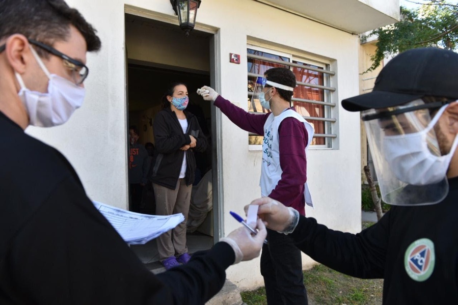 Ya 10.000 vecinos sintomáticos de La Plata se controlaron la fiebre y el olfato en los barrios