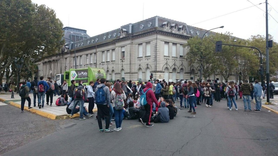 ¿Vuelven las clases en La Plata? Un gremio docente lo ve ”muy difícil” en agosto