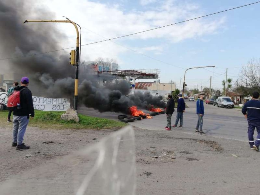 Vecinos de 117 y 520 cortaron la calle y piden por necesidades alimentarias y sanitarias