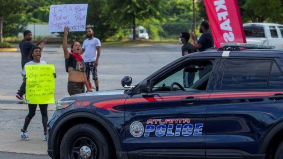 Estados Unidos: mataron a afroamericano que tapaba el acceso a restaurante y quemaron el local