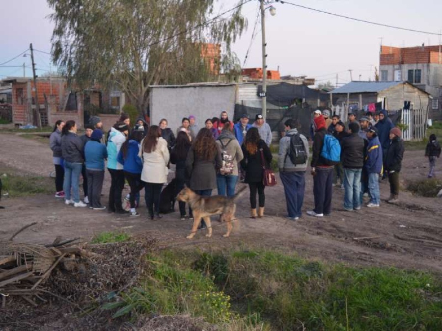 670 familias de Los Hornos, reclaman a Edelap por los reiterados cortes de luz