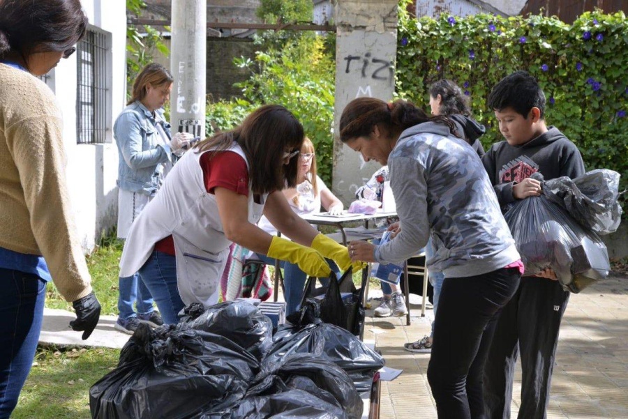 En una escuela de Olmos entregaron el doble de alimentos y se desató la polémica