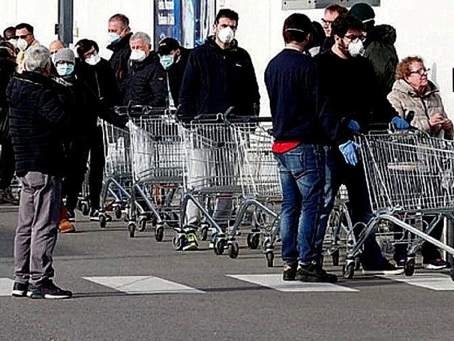  La largas filas afuera de los supermercados en La Plata se convirtieron en un riesgo para las personas mayores