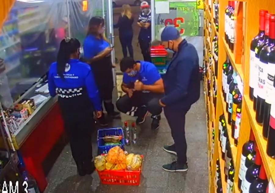Tres inspectores de La Plata fueron suspendidos por robar vinos en un operativo municipal