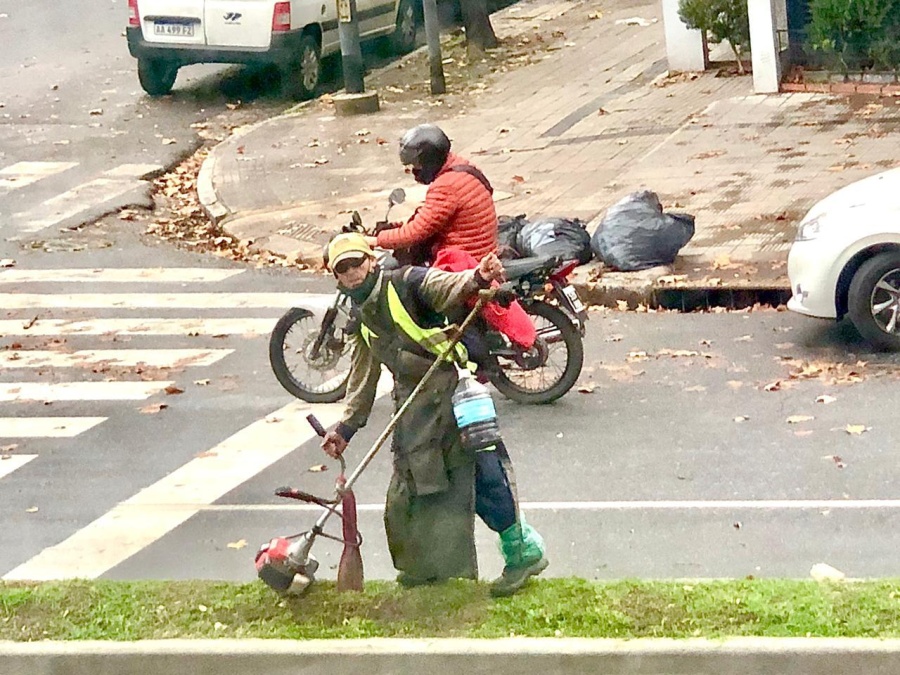 Sin barbijo, así caminan los cooperativistas de la Municipalidad de La Plata en las calles de la ciudad