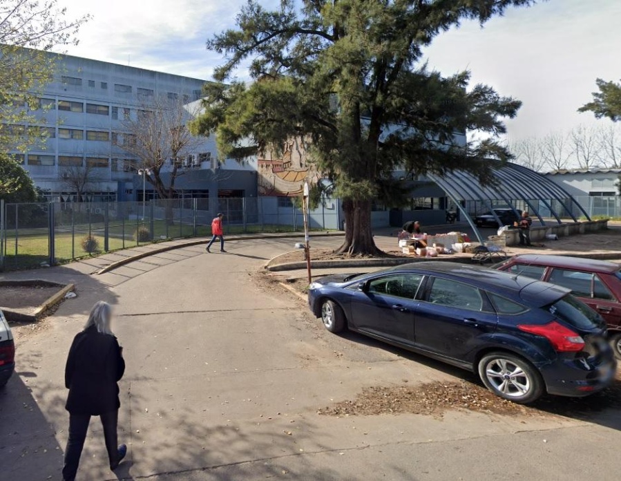 Una mujer fue tirada desde un auto en movimiento en La Plata en medio de una discusión