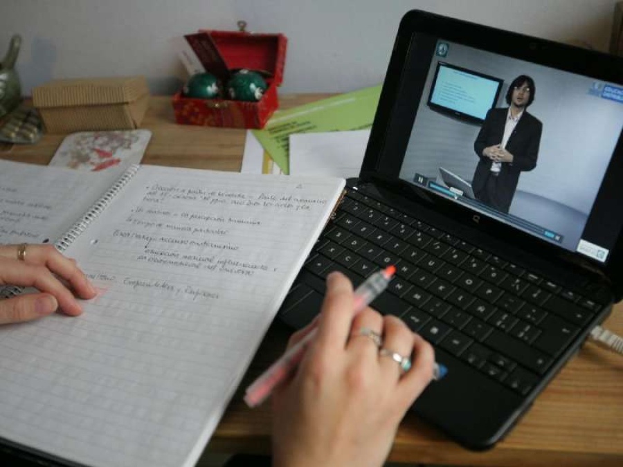 Estudiantes de la UNLP sobre las cursadas online: ”Aprobamos pero no aprendemos”