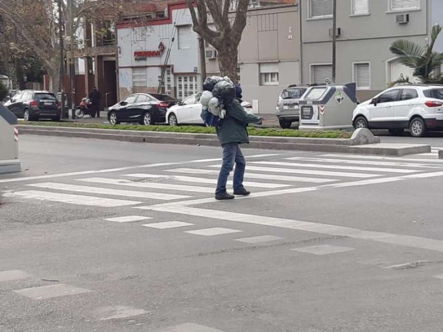 Un hombre desquiciado y a los gritos alteró la paz de la cuarentena en las calles de La Plata