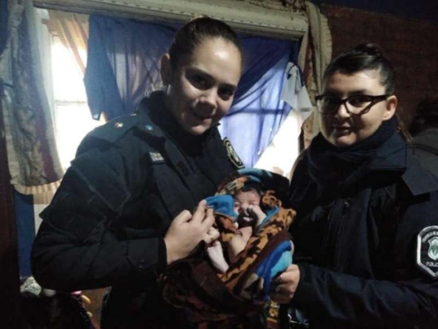Dos mujeres policías ayudaron a parir a una joven en su casa de Abasto 