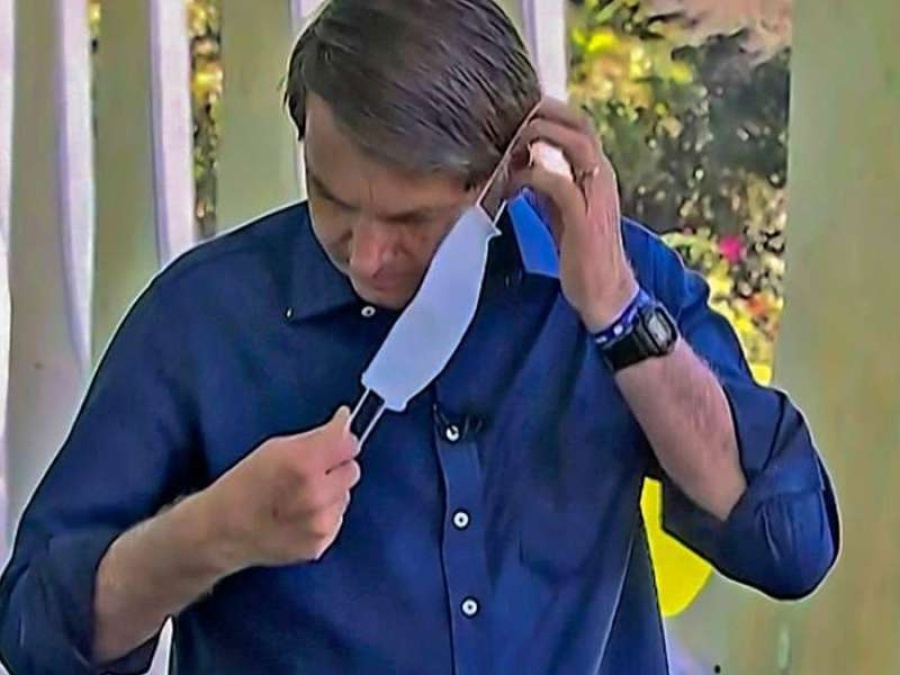 Demandarán a Bolsonaro por quitarse el barbijo frente a los periodistas
