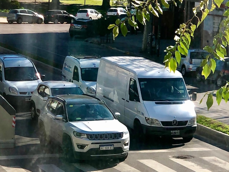 Volvió la Fase 3 en La Plata y no nos avisaron: con la cantidad de autos circulando no parece cuarentena estricta