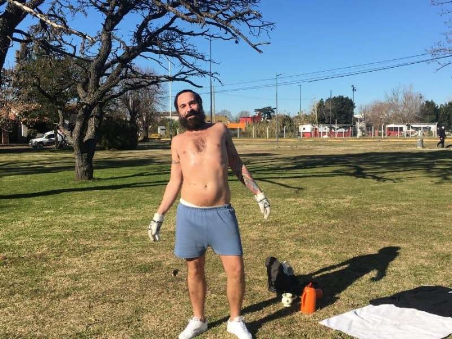 Un platense salió en cuero a la rambla de 32, tomó sol, y preguntó cuándo termina la cuarentena