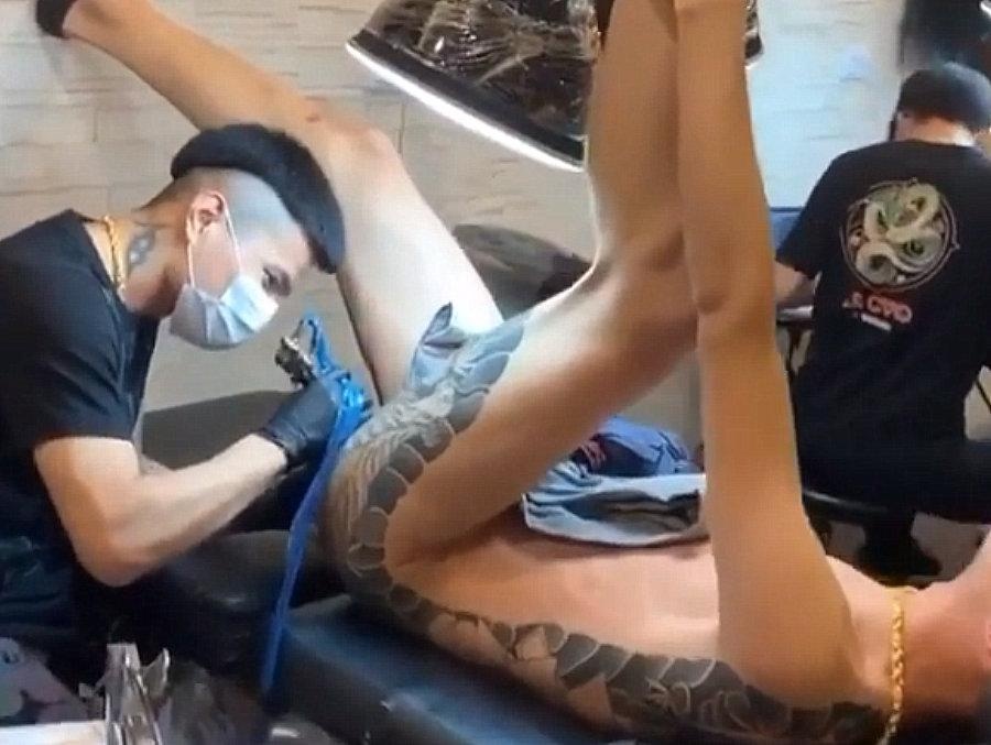 No duele, las pelotas: publicaron un video en Instagram de un joven tatuándose ¡los testículos!