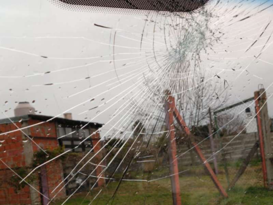 Una vecina de Villa Castells denuncia que le destruyeron el auto durante una fiesta en plena cuarentena