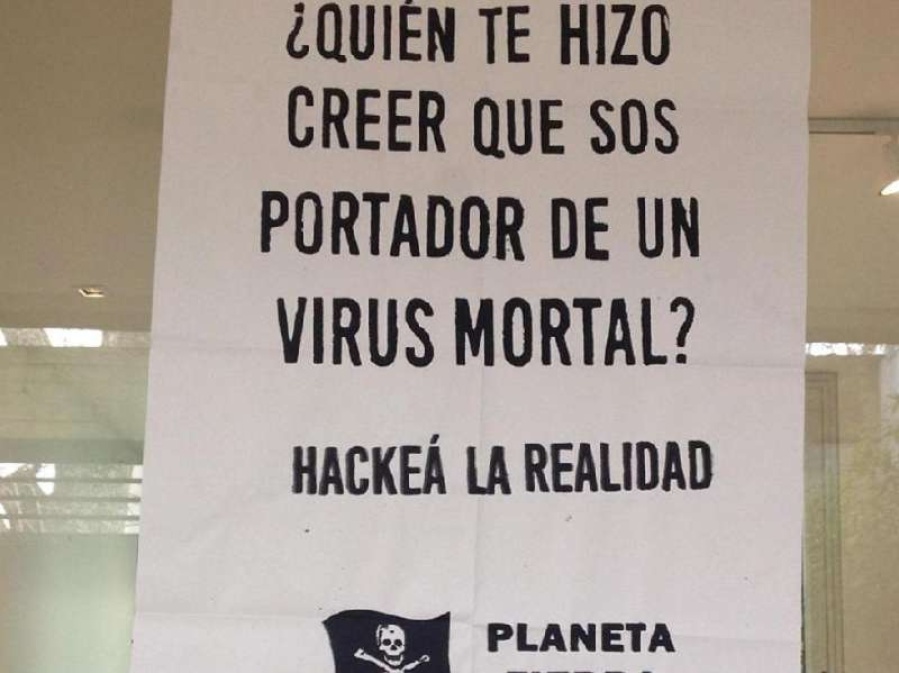 Un misterioso cartel anticuarentena empapeló La Plata y sorprendió a los vecinos