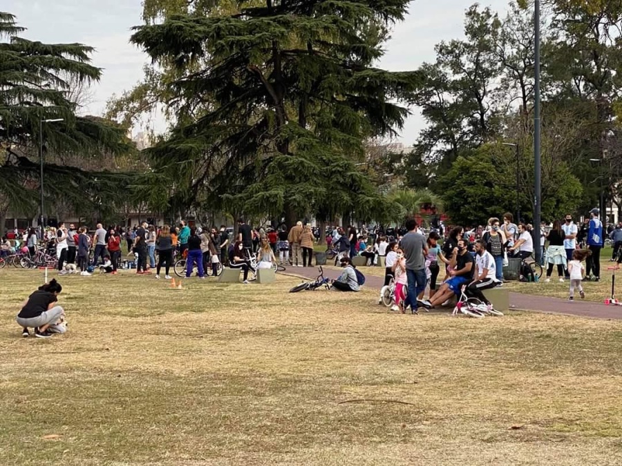 Las plazas de La Plata repletas de gente: nadie respetó las reglas de la Municipalidad para la nueva Cuarentena