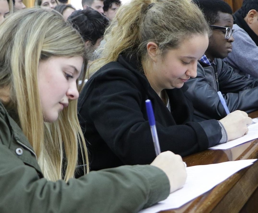 Alumno de la UBA se quiso hacer el vivo, le salió mal y los profesores se enteraron de una copia masiva 
