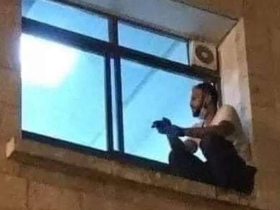 Palestina: un joven trepó a la ventana de terapia intensiva para despedir a su mamá con coronavirus