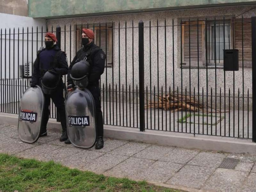 Realizada la autopsia, se resolvió que el delincuente muerto en Quilmes recibió dos balazos del jubilado