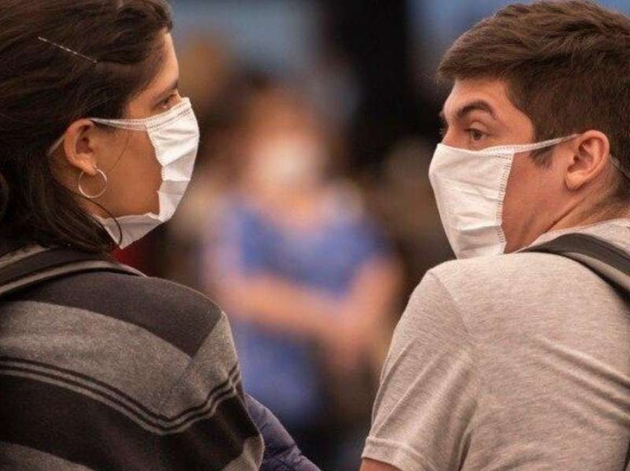 Las mujeres contagian más que los hombres el coronavirus según un panfleto del Rotary Club 