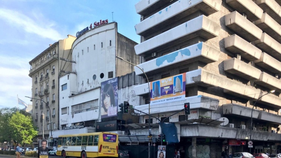 Vecinos del edificio de 7 y 50 indignados con Wow y Prixma porque nunca lo terminaron de pintar