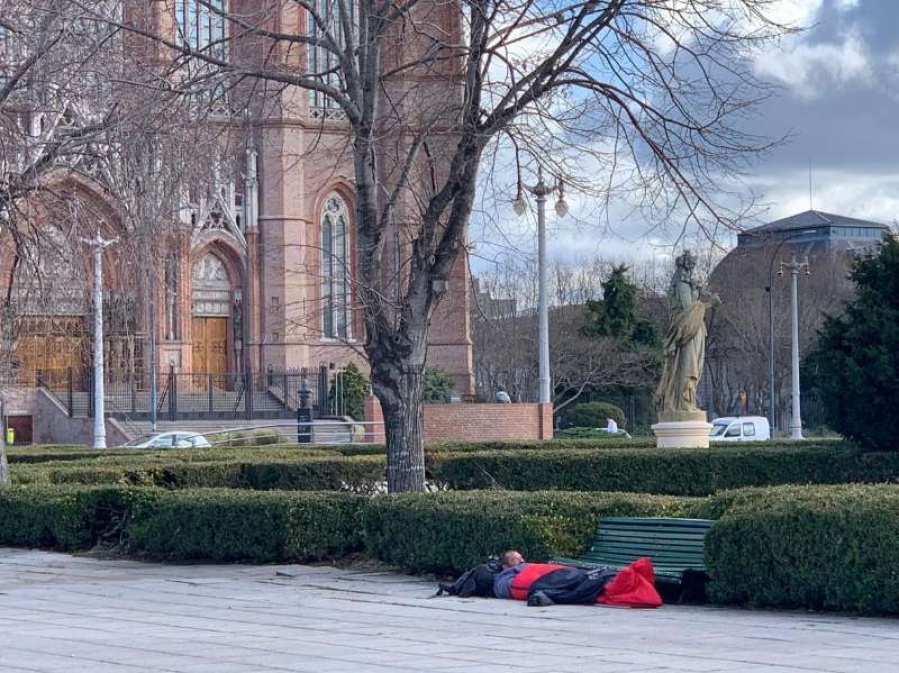 Creció la indigencia en La Plata y la mayoría viven en Plaza Moreno 