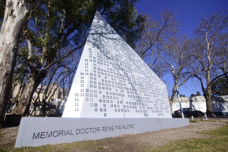 Restauraron el monumento de René Favarolo en el bosque platense a 20 años de su fallecimiento