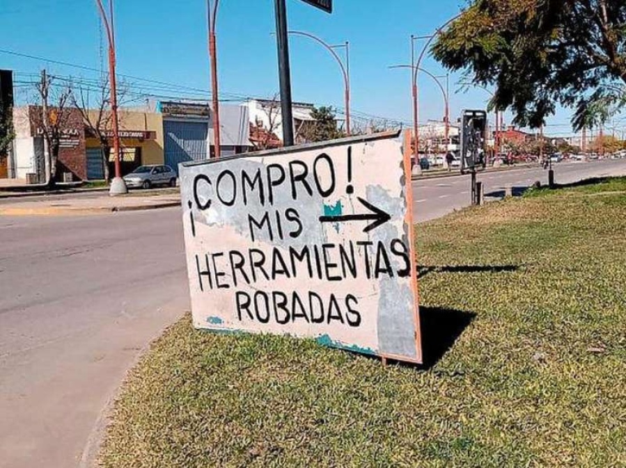 Le robaron las herramientas de su taller en Santa Fe y les colocó un cartel a los delincuentes para comprárselas