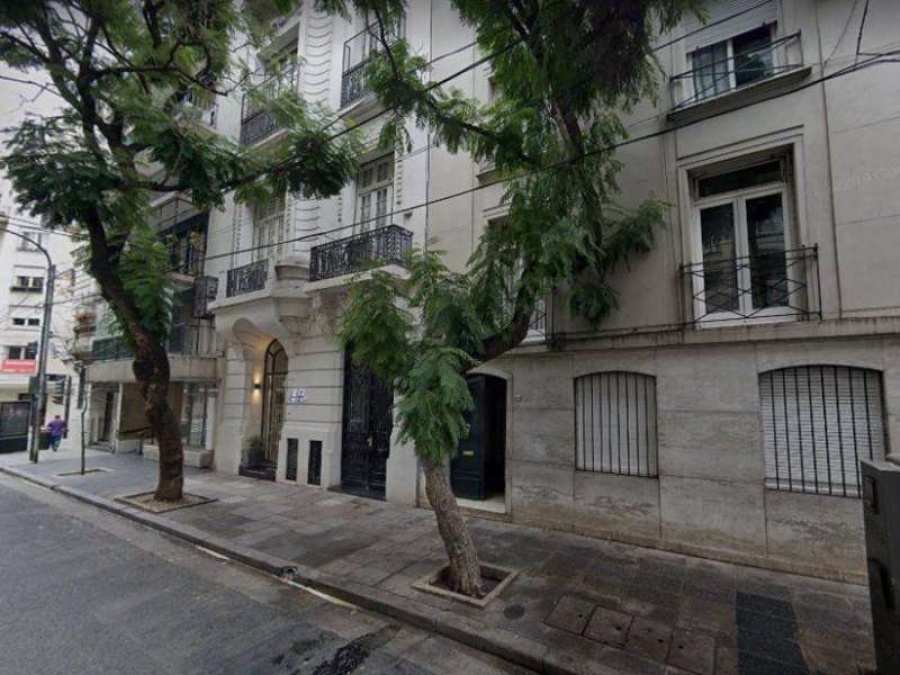 Un hombre apareció asesinado a puñaladas, desnudo y envuelto en una cortina de baño en Recoleta