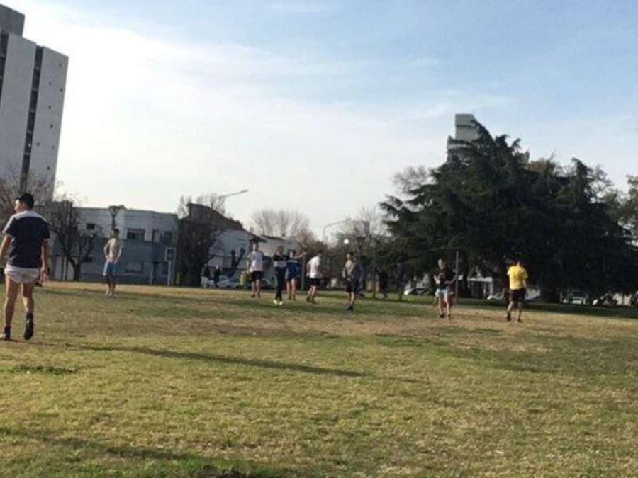 En Plaza Güemes no respetaron la cuarentena y jugaron al fútbol: ”en barrio norte se manejan como quieren”
