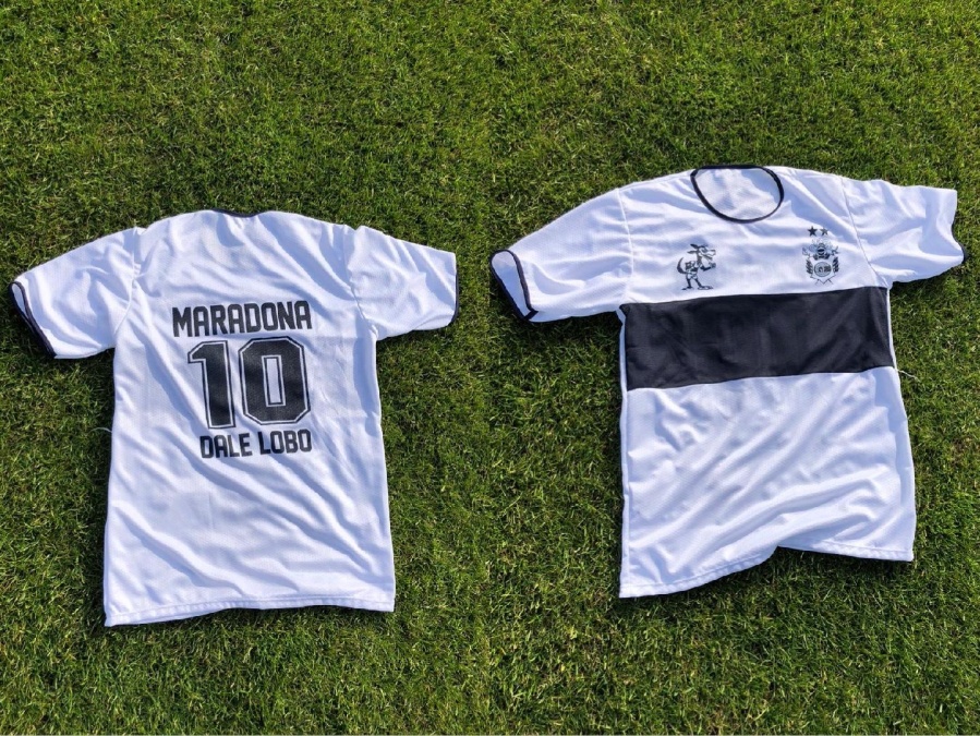 Gimnasia lanzó la campaña ”Dale Lobo” regalando camisetas en los barrios por el Día del Niño