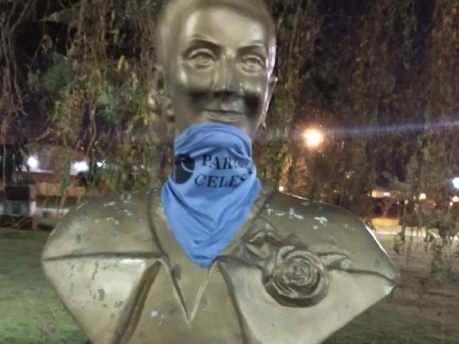 Los ”provida” de Berisso ahora le pusieron el pañuelo celeste a Evita