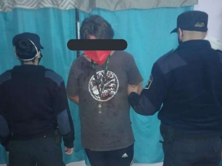 Intentó robar un auto en Villa Elvira, pero lo encontró el dueño y le dio una golpiza