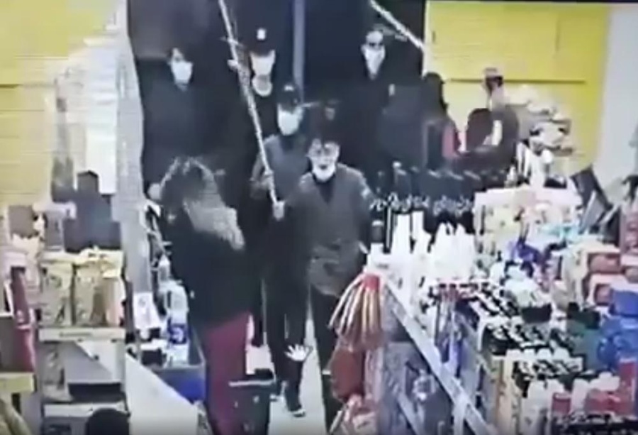 La mafia china de La Plata destrozó un supermercado y dejó al dueño internado en grave estado 
