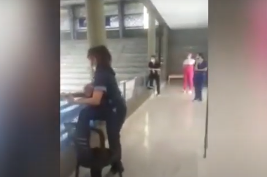 Una médica de la Matanza tocó la guitarra para los pacientes con coronavirus