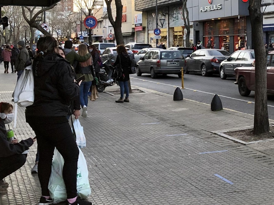 Cientos de platenses volvieron a calle 12 a comprar los regalos del Día de la Niñez