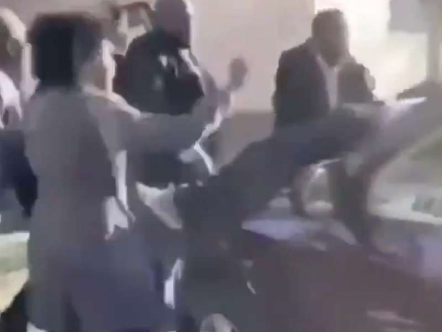 El insólito video de un servicio fúnebre que tiró un cuerpo a la calle por un cheque sin fondos