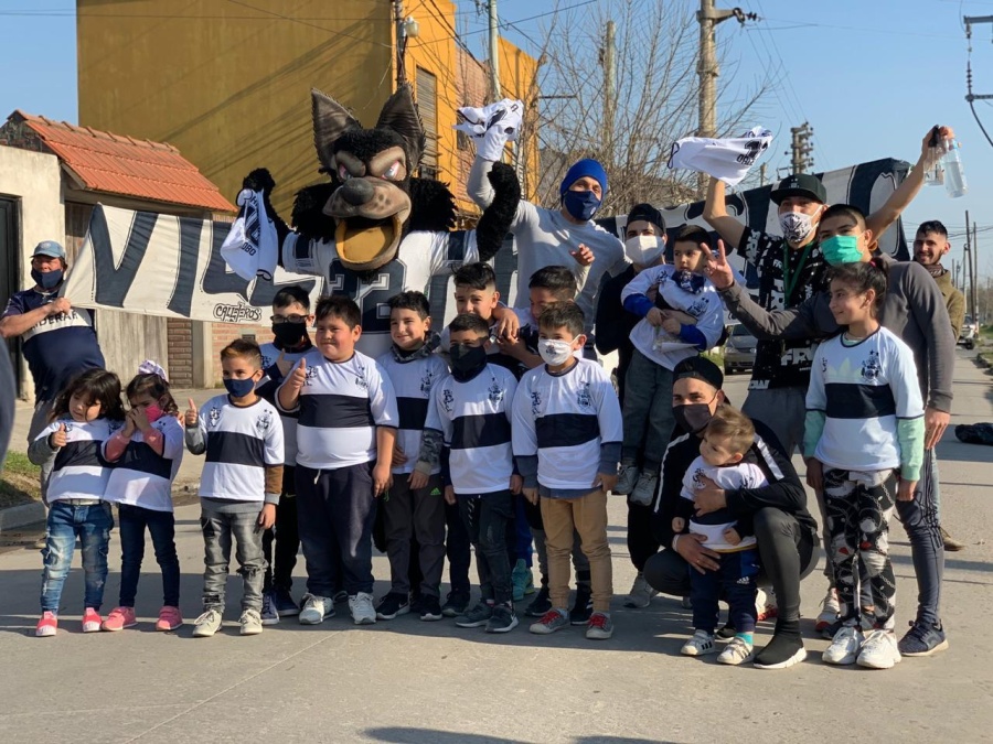 Maradona podría recorrer un barrio platense en el marco de una movida solidaria 