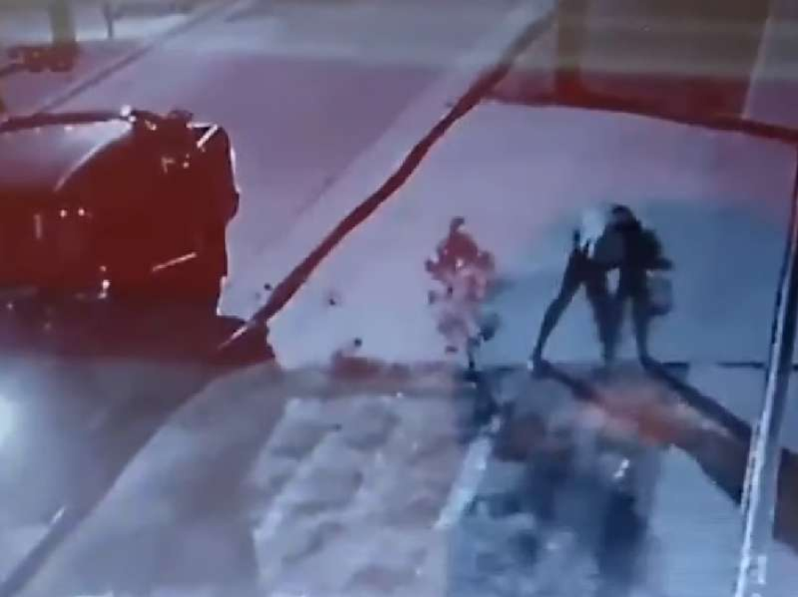 Frenó su 4x4 para robar los canteros de un vecino en La Plata y quedó filmado