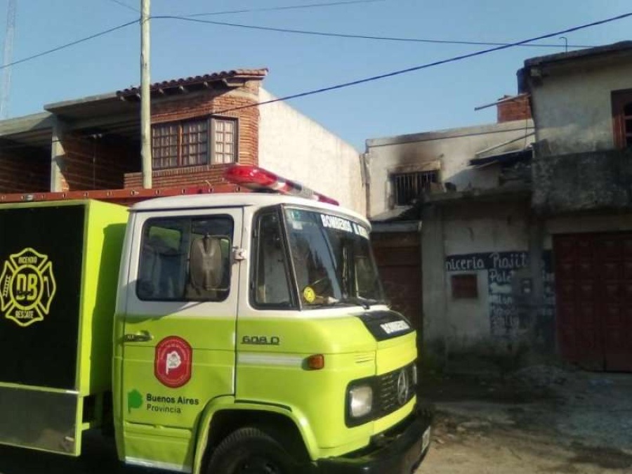 Un voraz incendio destruyó el primer piso de una casa en el barrio Malvinas de La Plata