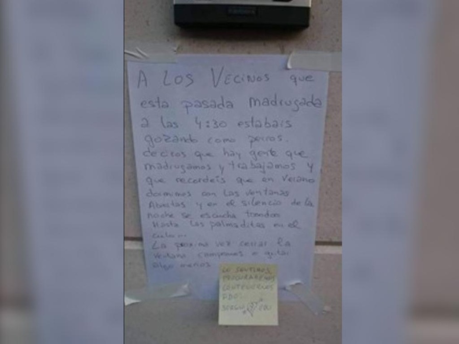 Se hartó de los gemidos de sus vecinos y les dejó una nota en el edificio: ”Cierren la ventana o griten menos”